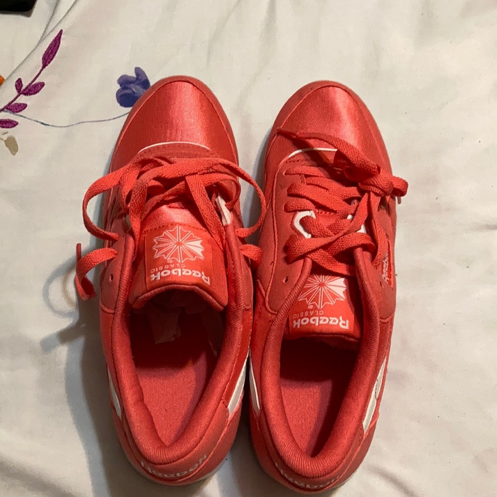 Tennis shoes